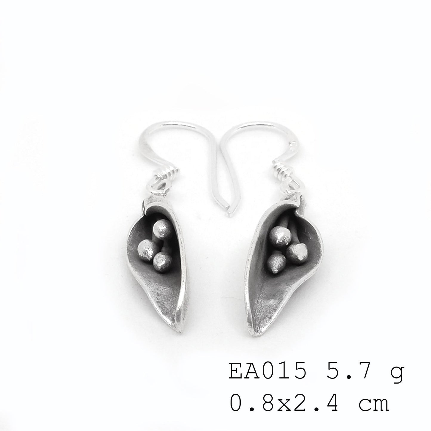 Elevate your look instantly. Flower earrings.