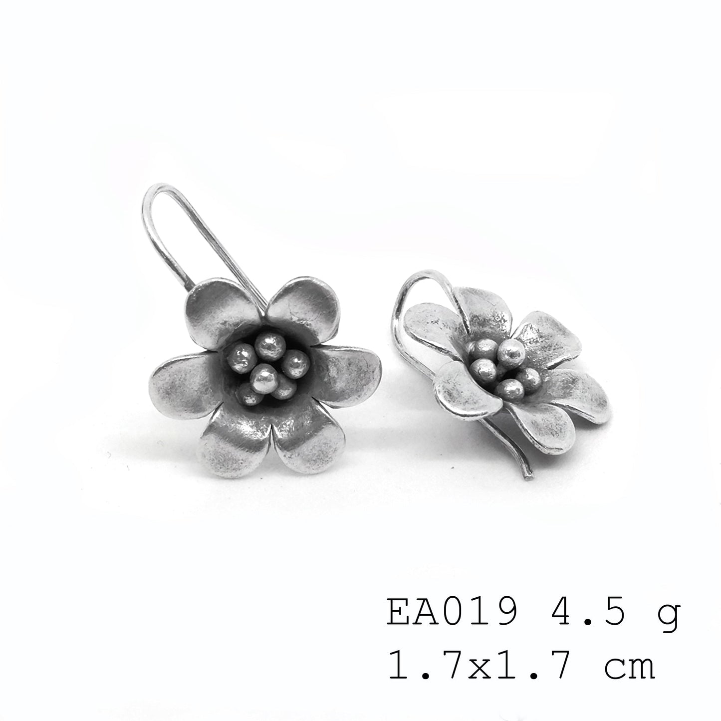 Handmade happiness right here. Flower earrings.
