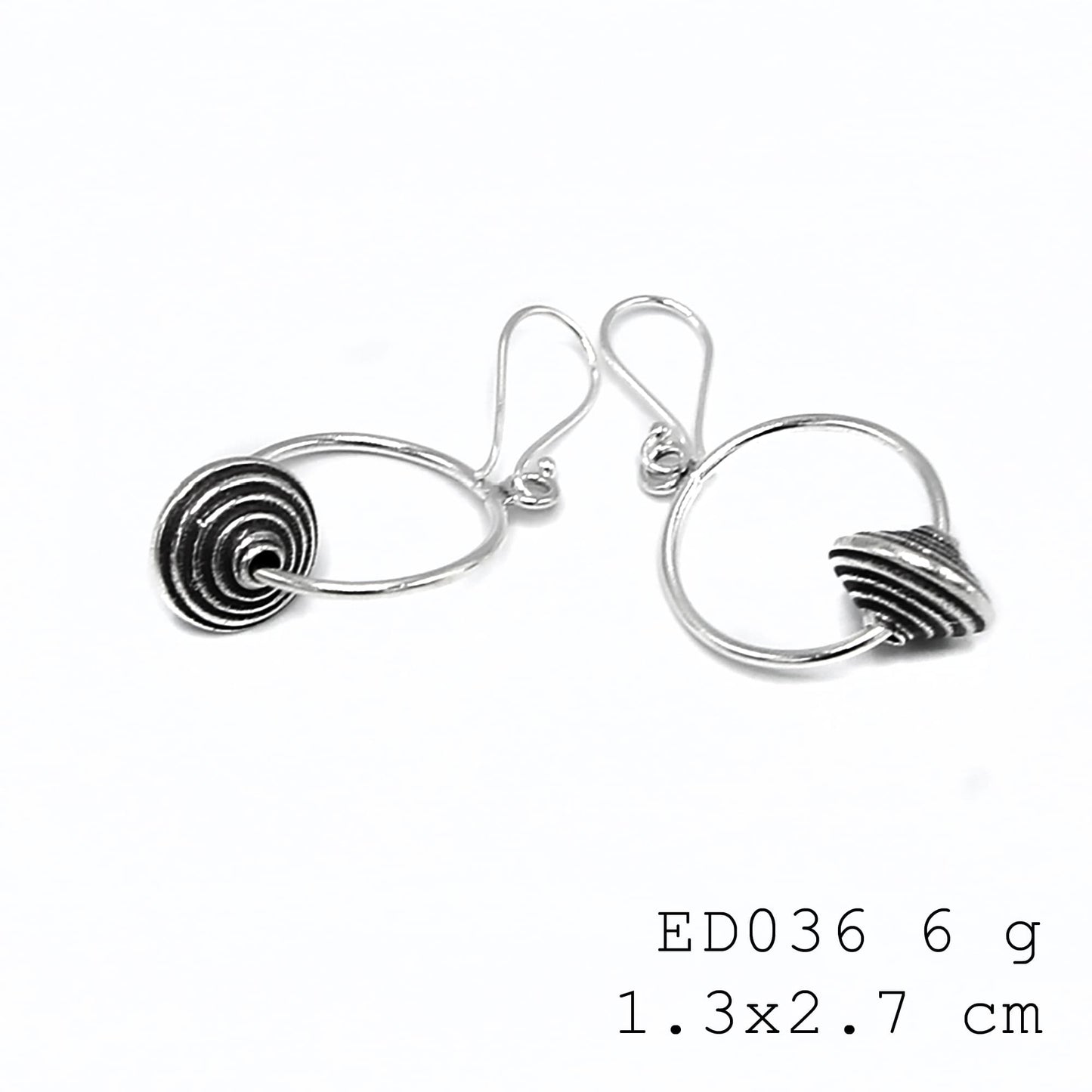 ?? Effortless elegance in a sphere. Perfect pair of silver earrings.