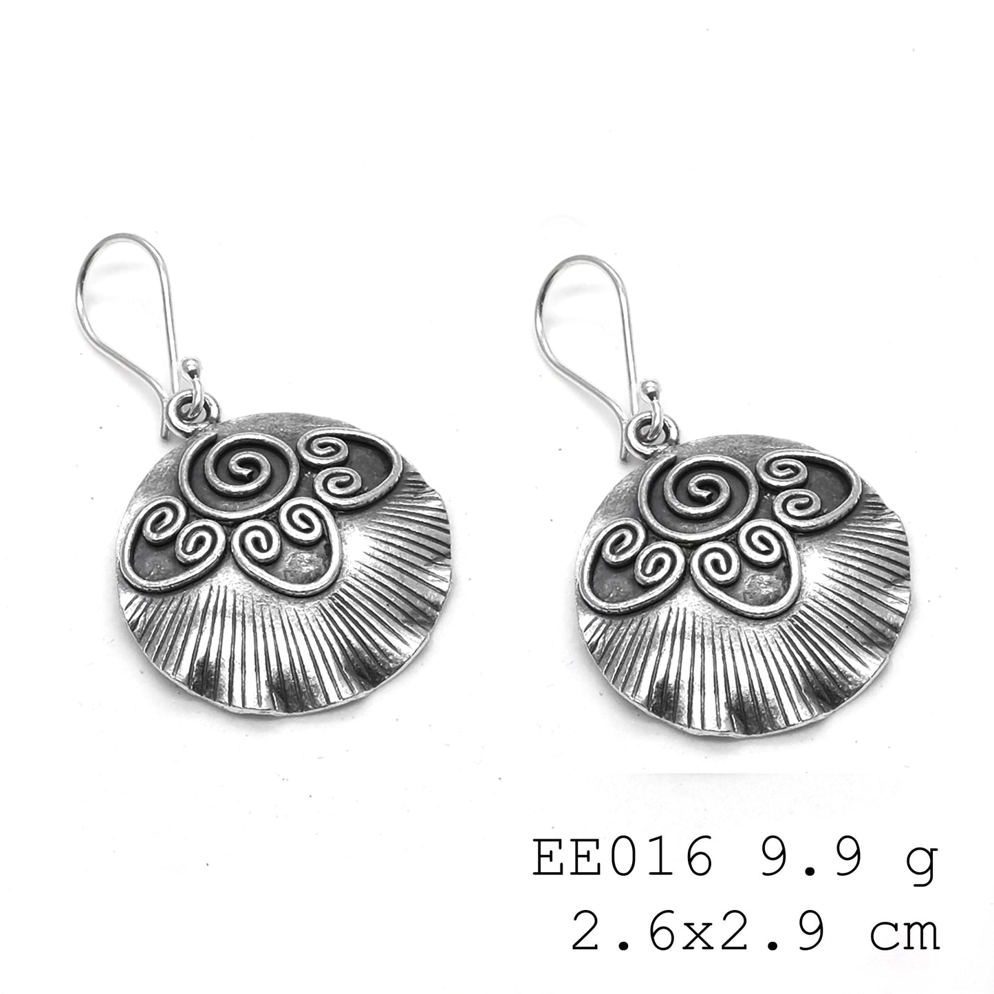 A spiral of stunning shine. Must-have silver earrings.