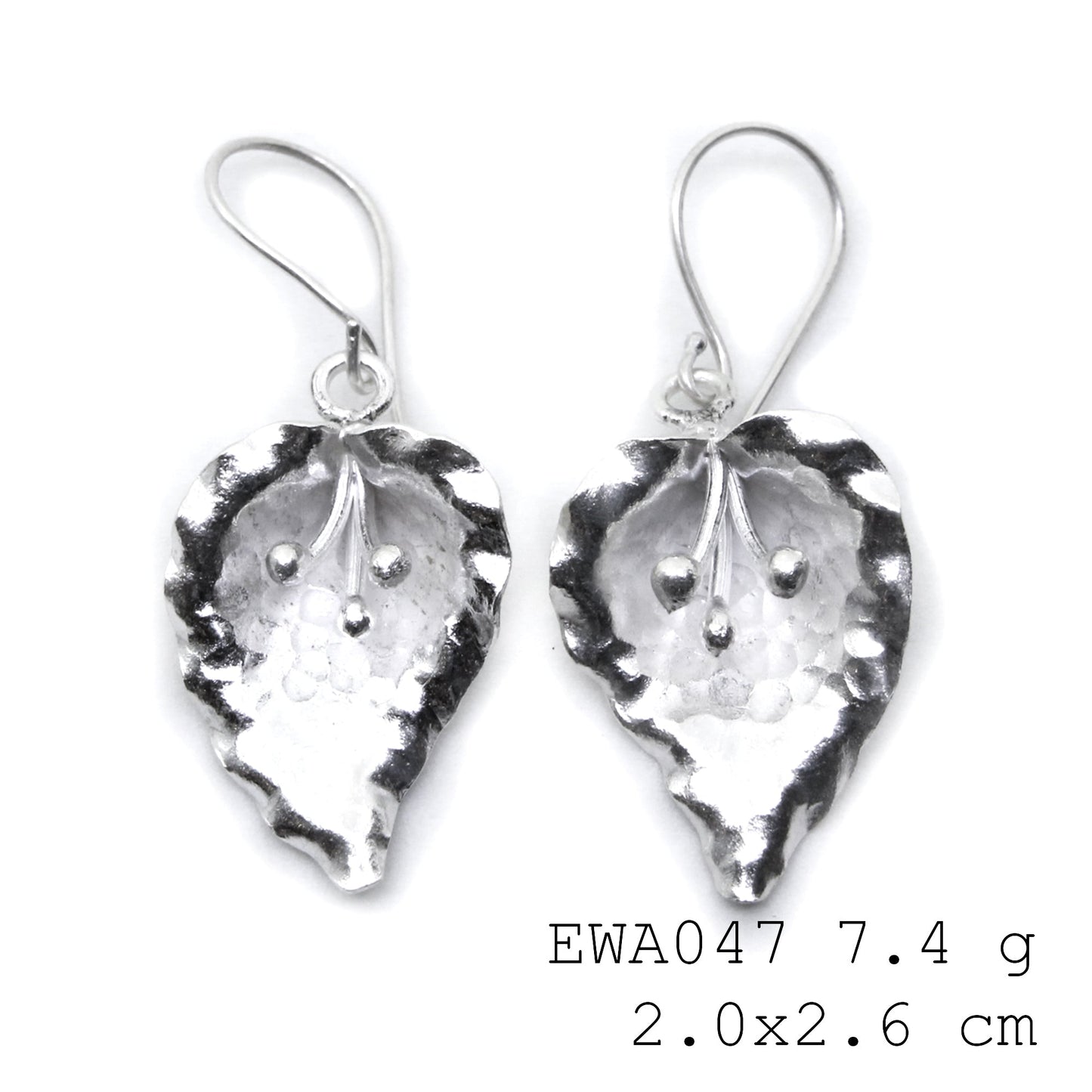 The perfect gift for her: White flower silver earrings.