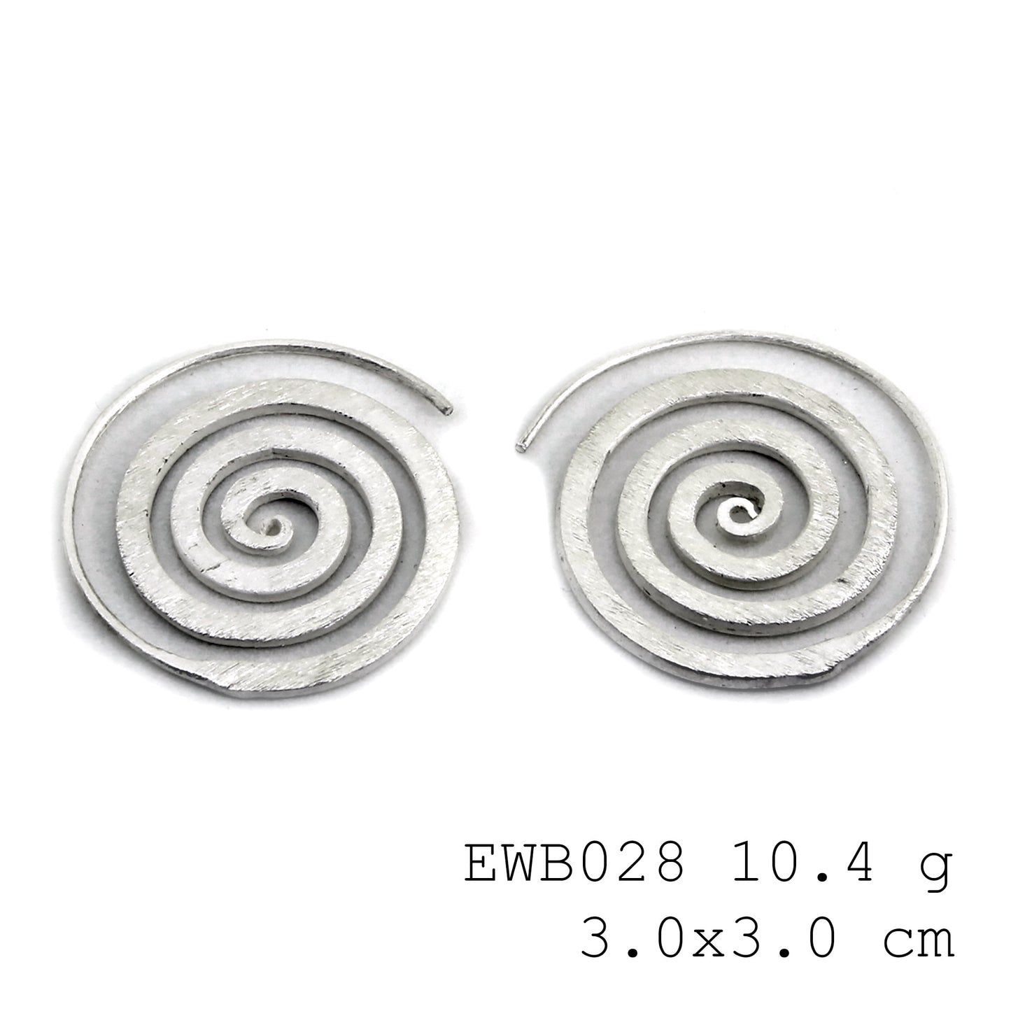 98% pure silver luxury: Discover our white line snail silver earrings.