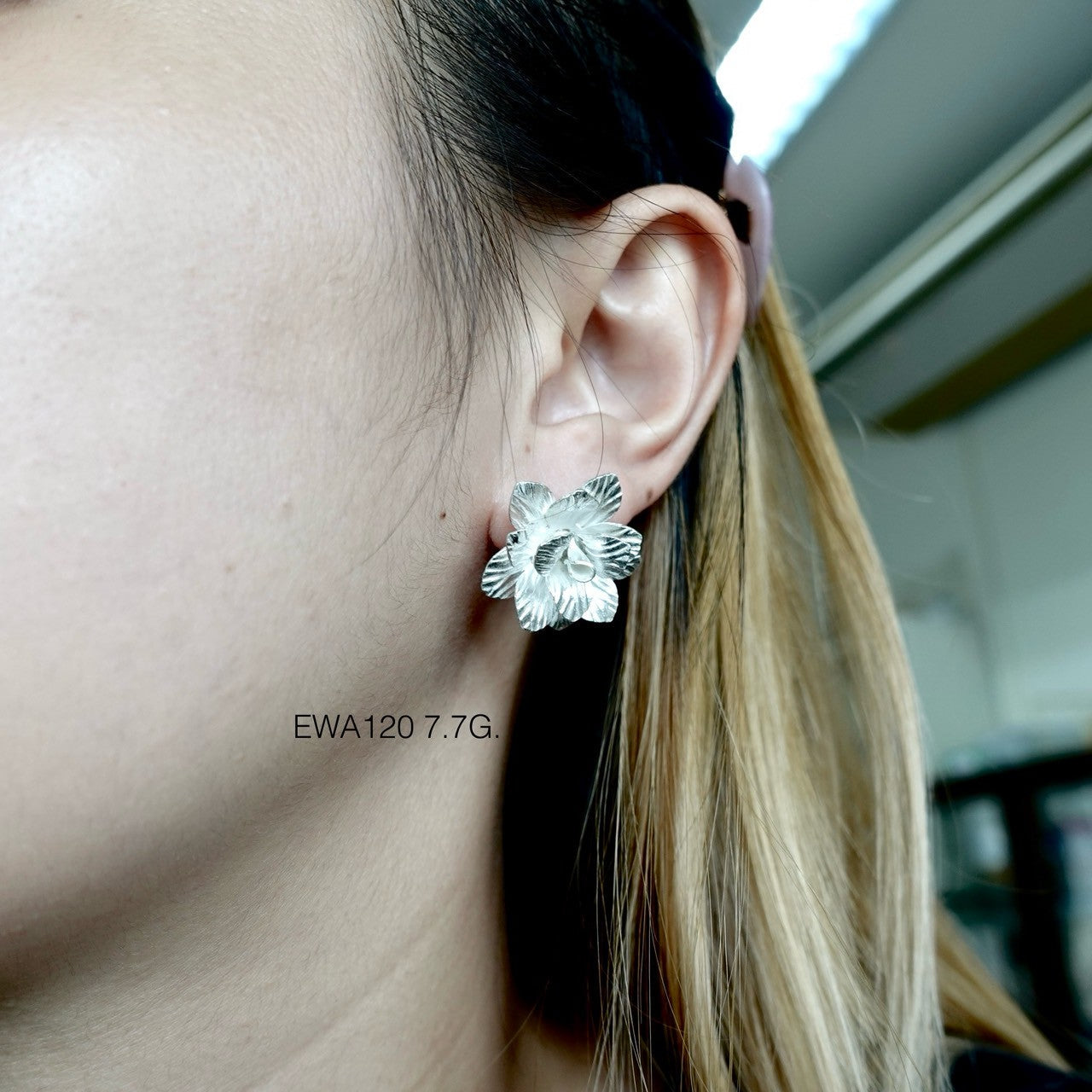 Elegant in the simplest way. Flower earrings.