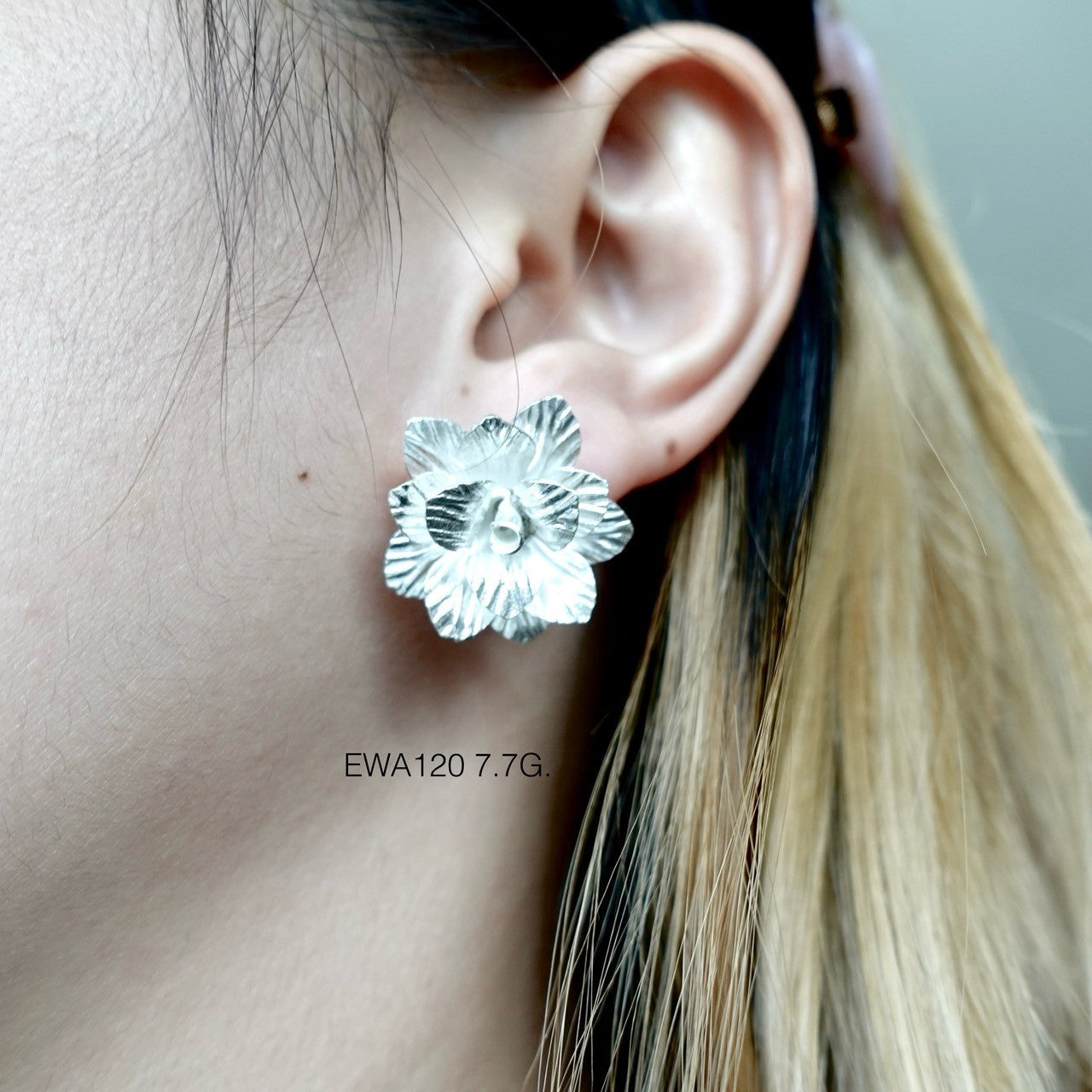 Elegant in the simplest way. Flower earrings.