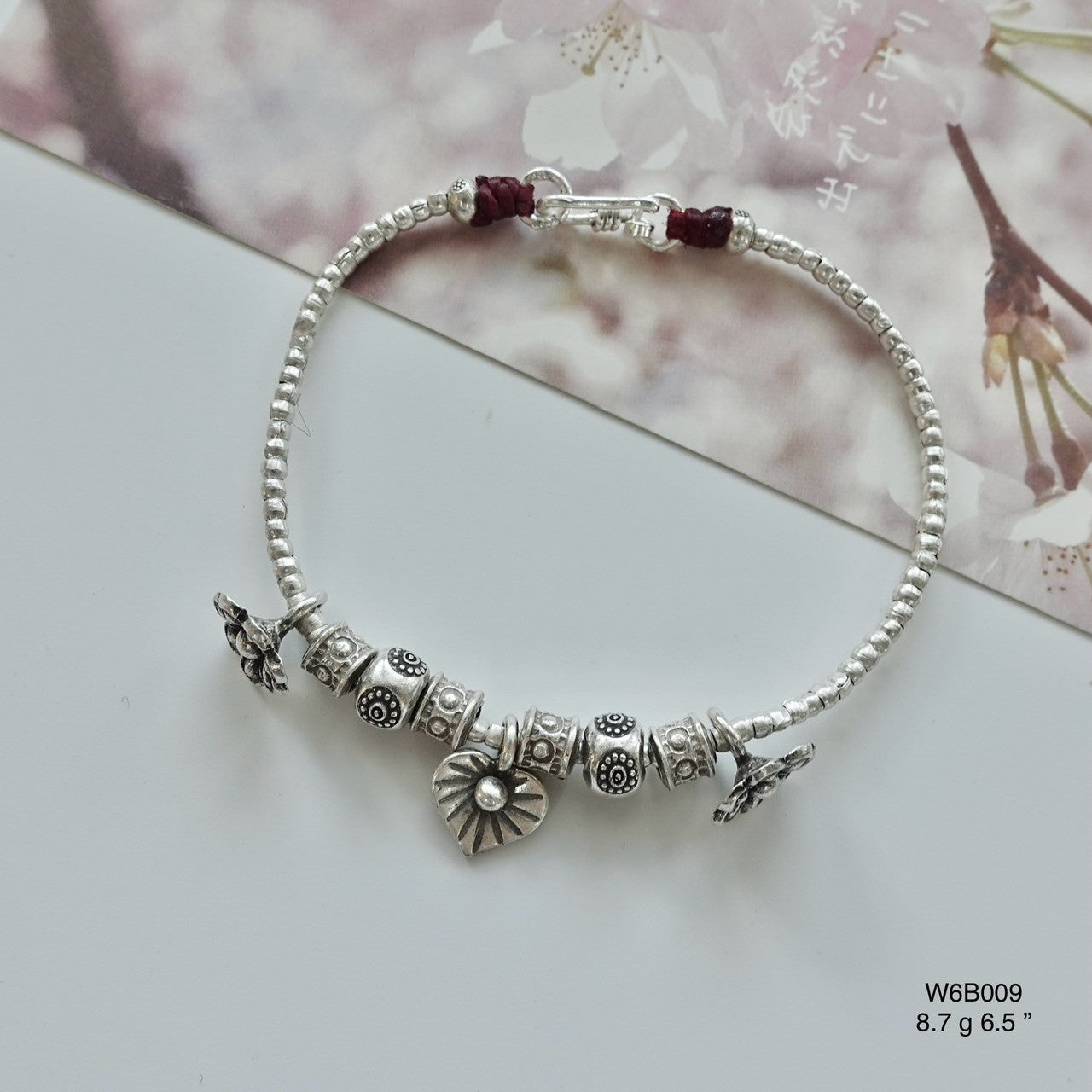 Refined, minimalist, and now on sale – your perfect bracelet awaits.