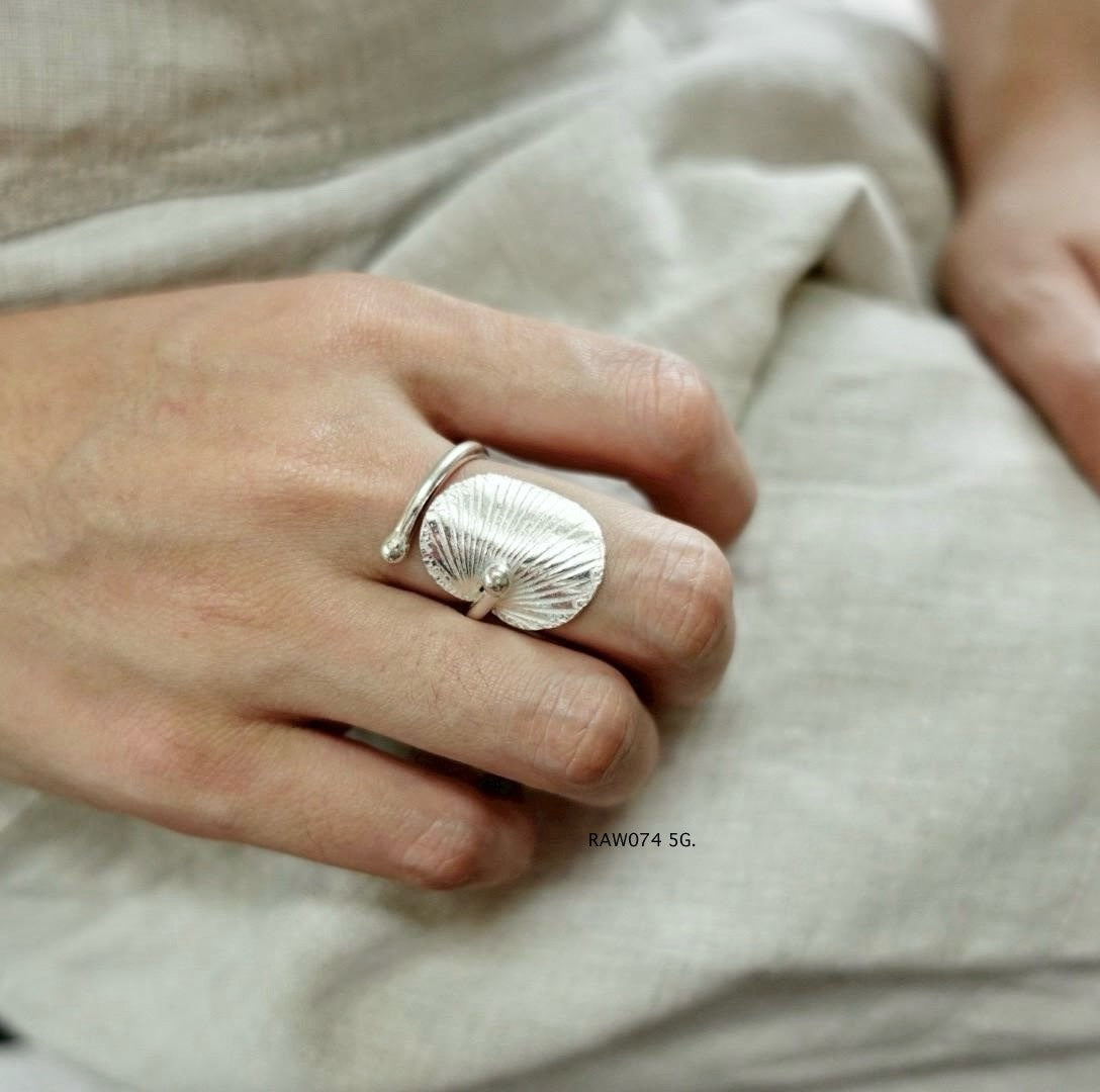 Leafy elegance. Leaf silver ring.