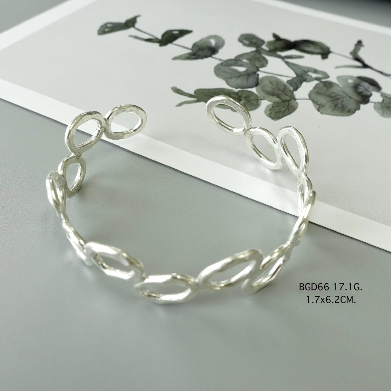 Handmade bangle. Artisan-crafted. Timeless elegance.