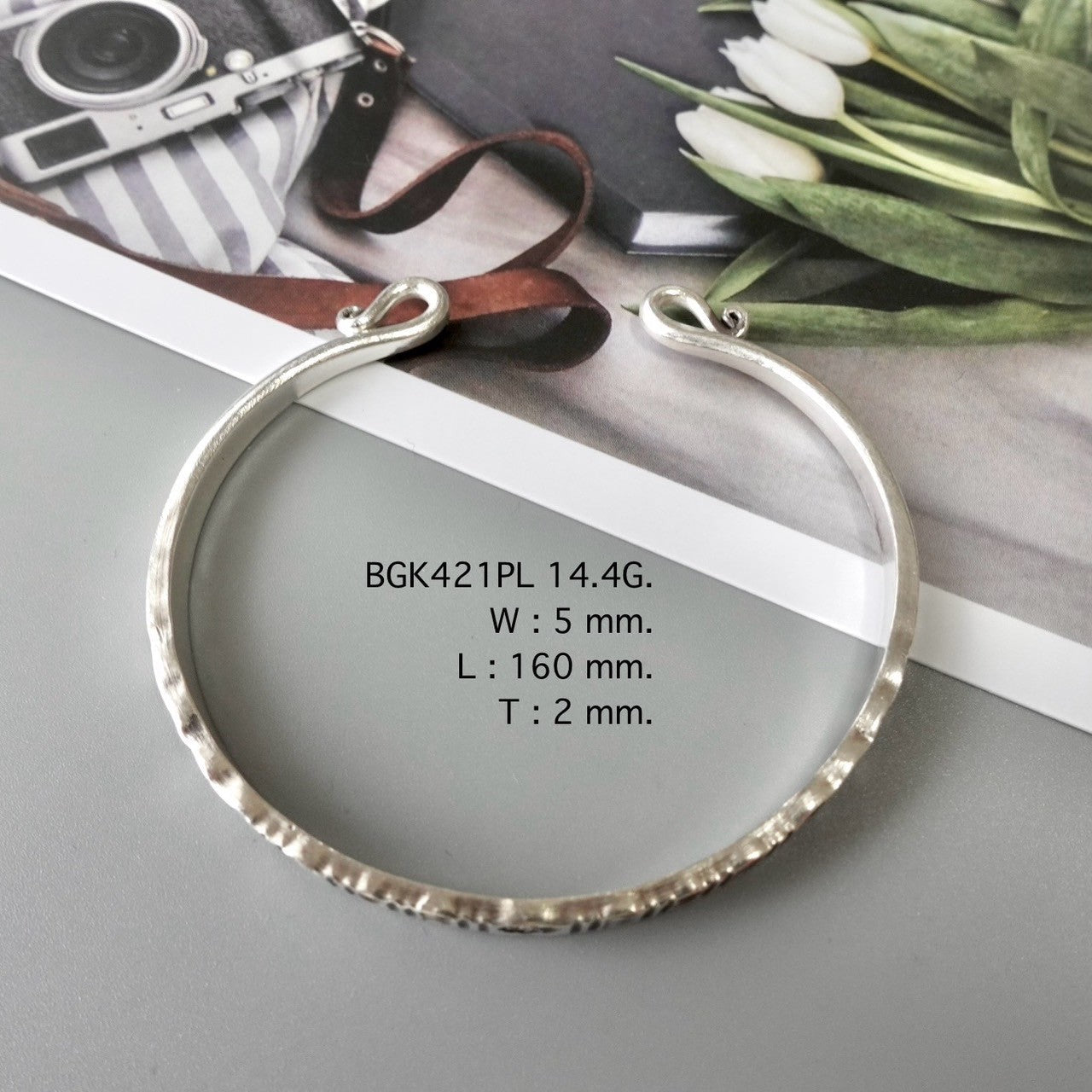 Let your wrist wear silver with this bangle.