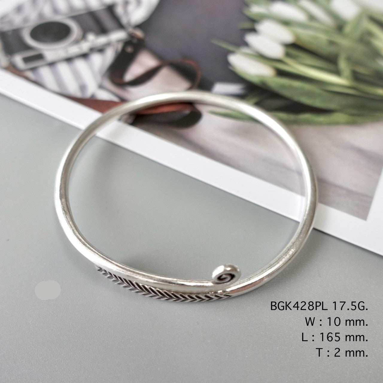 One bangle. Infinite elegance.