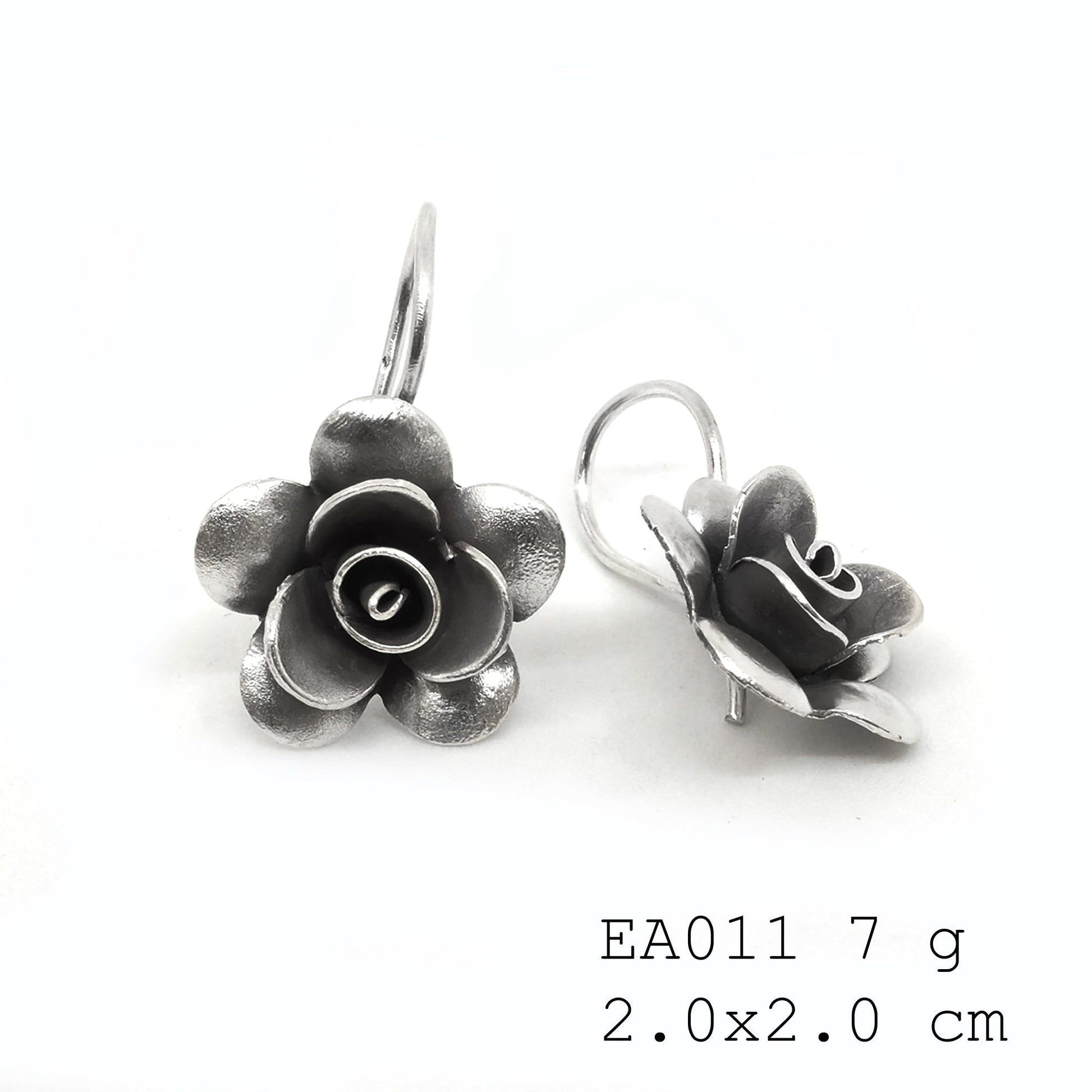 Handcrafted happiness. Flower earrings.