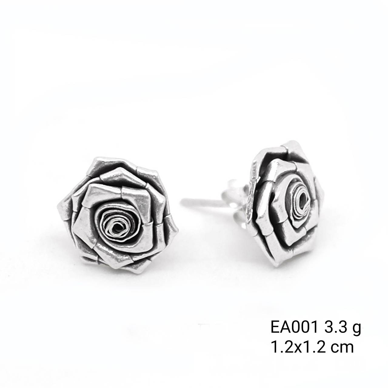 Petals in pure silver. Beautiful silver earrings.
