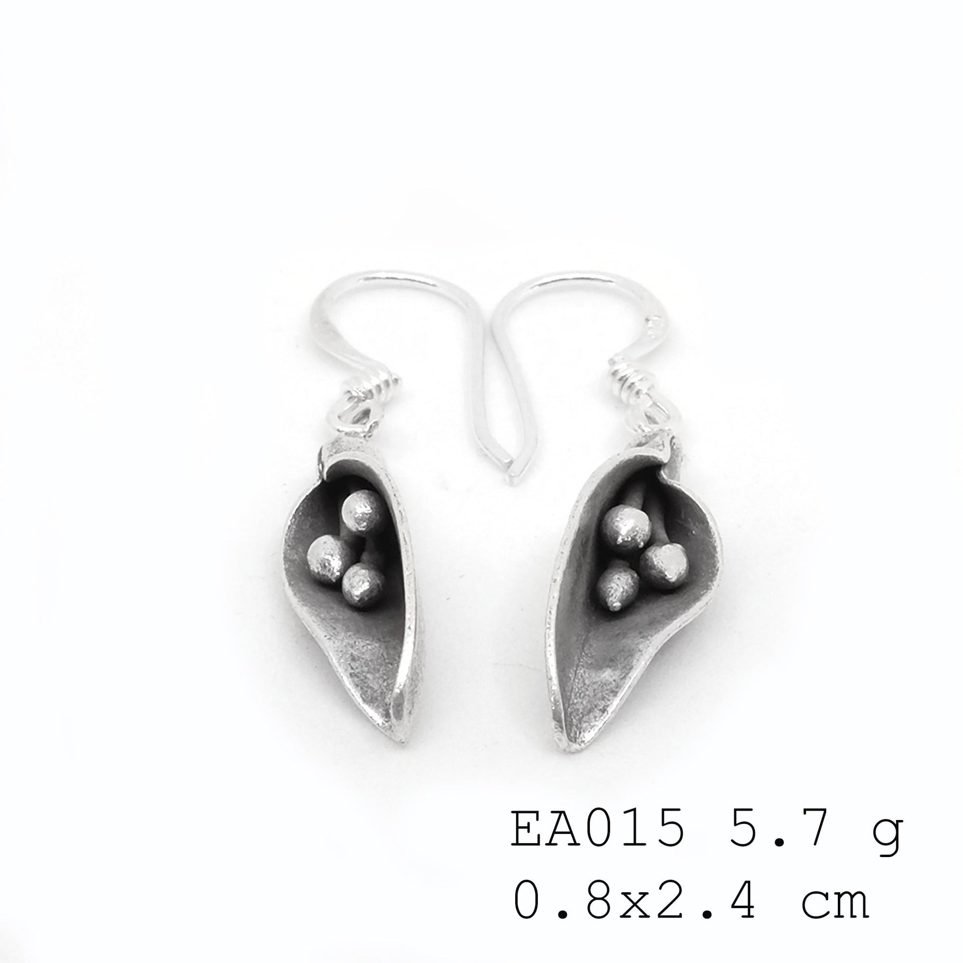 Elevate your look instantly. Flower earrings.