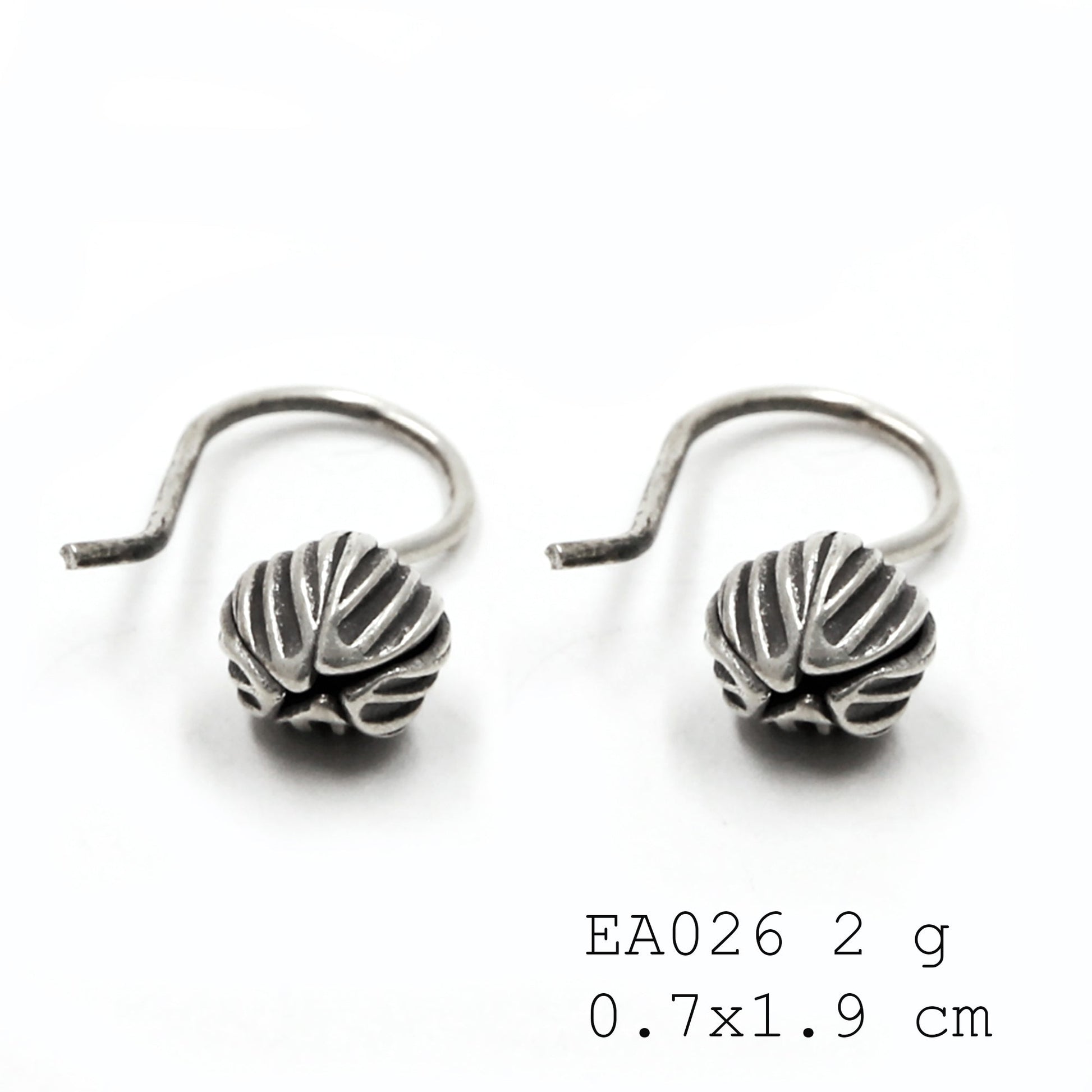 Simply captivating. Hand-poured silver. Flower earrings.