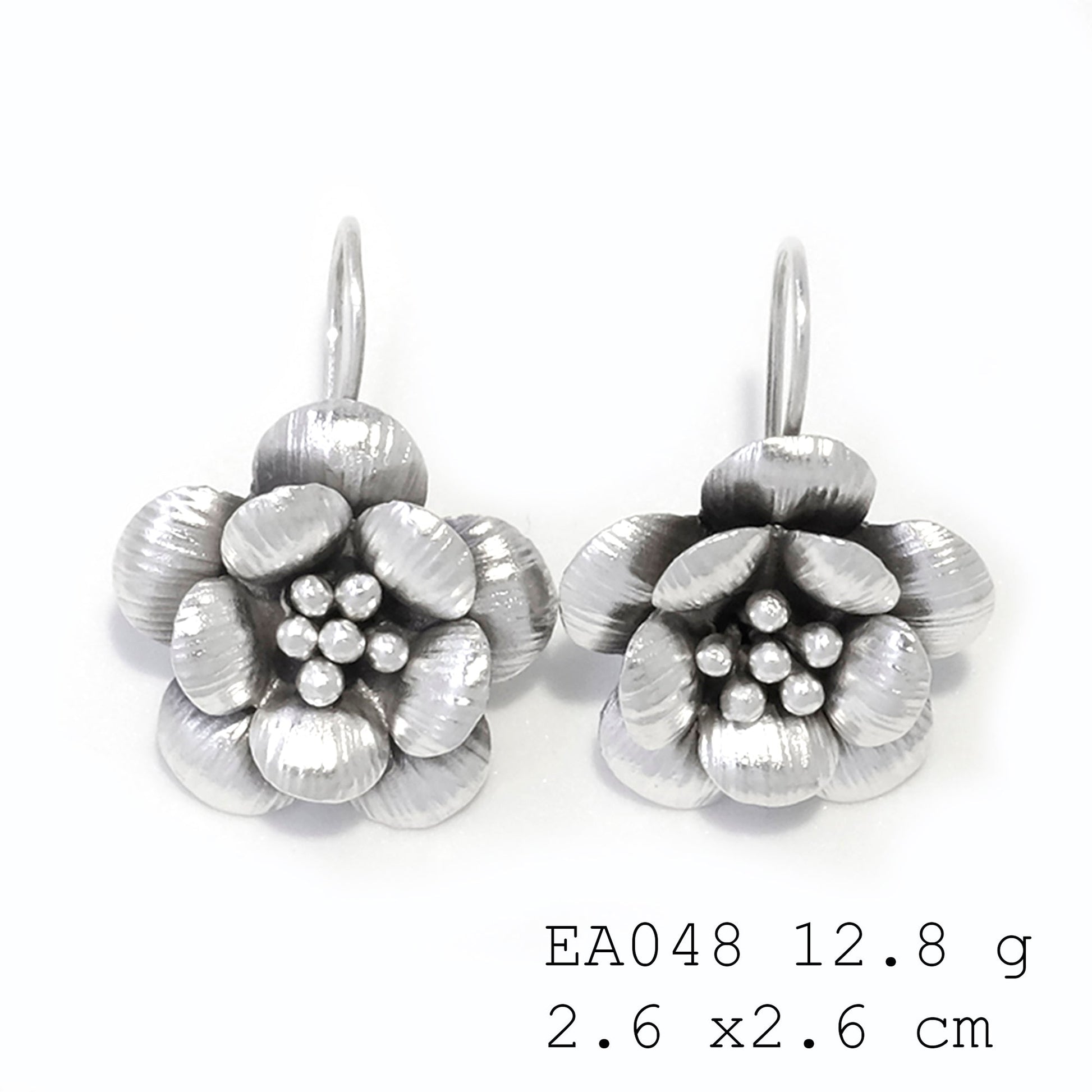 Pure elegance. Pure silver earrings.