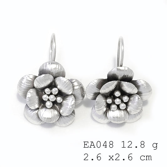 Pure elegance. Pure silver earrings.