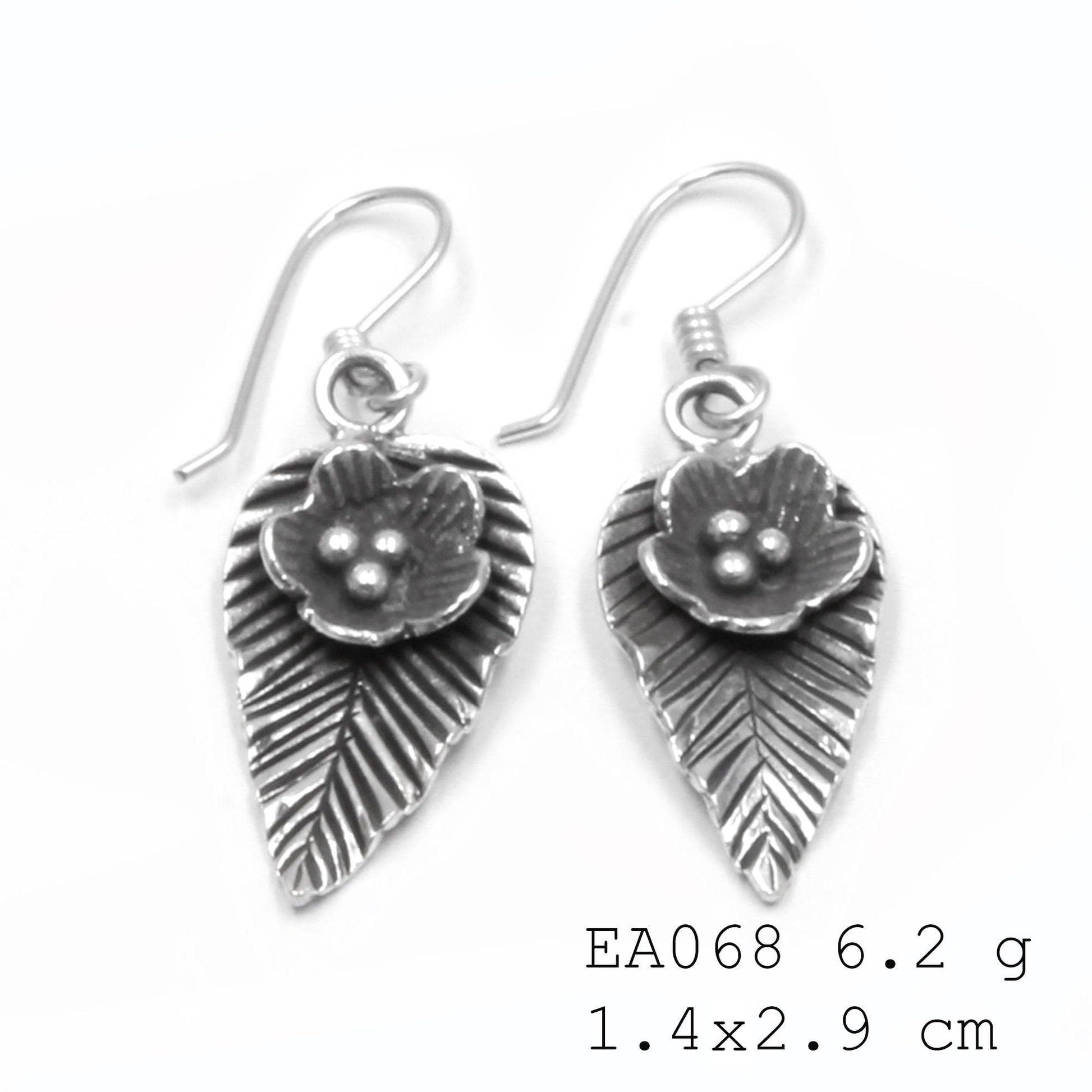 A touch of silver for every day. Flower earrings.