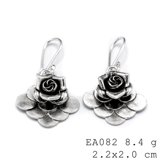 Wear the garden. Silver earrings.