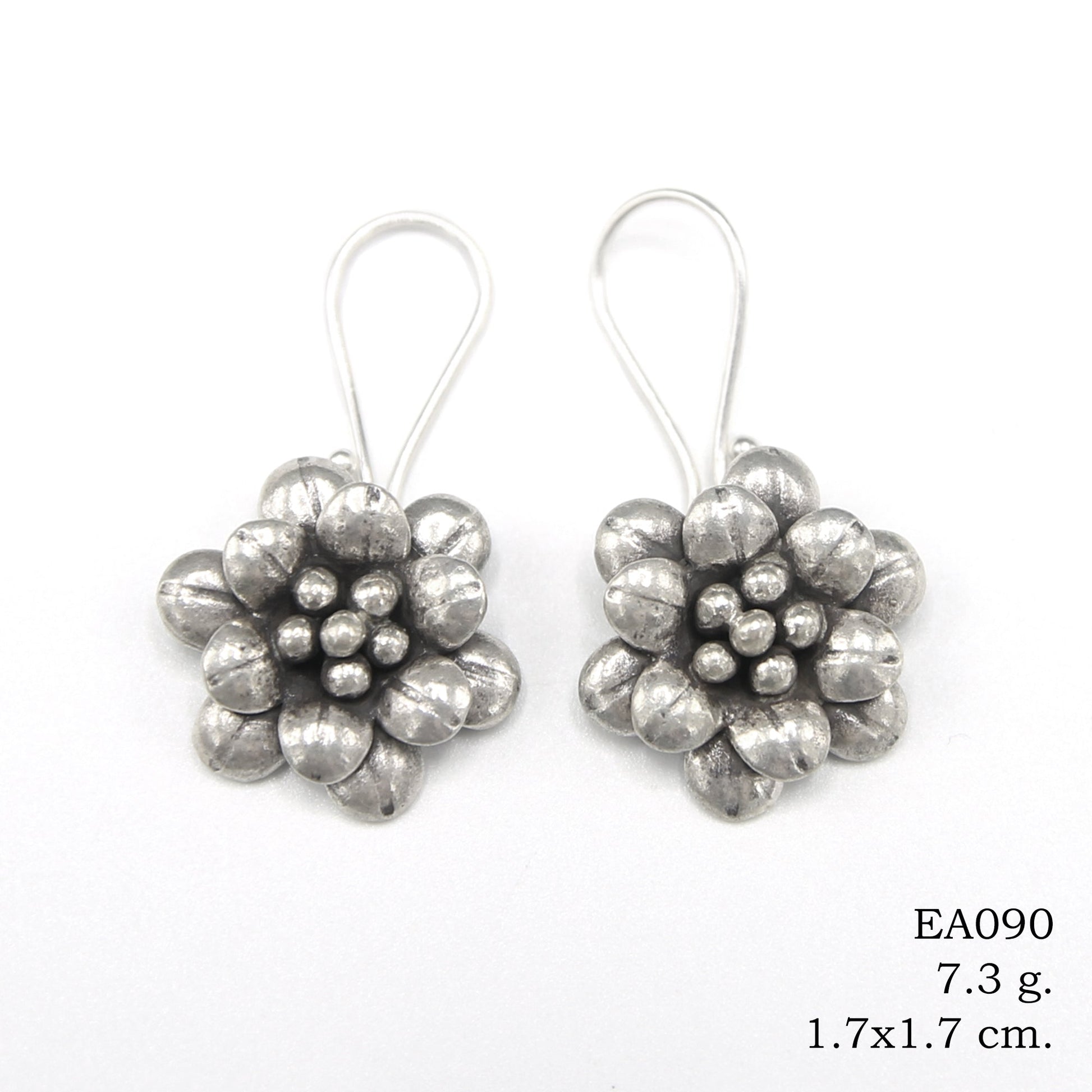 Obsessed with these flower silver earrings.