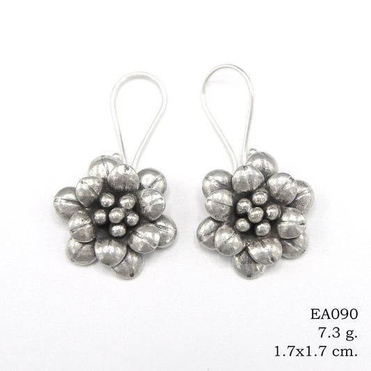 Obsessed with these flower silver earrings.