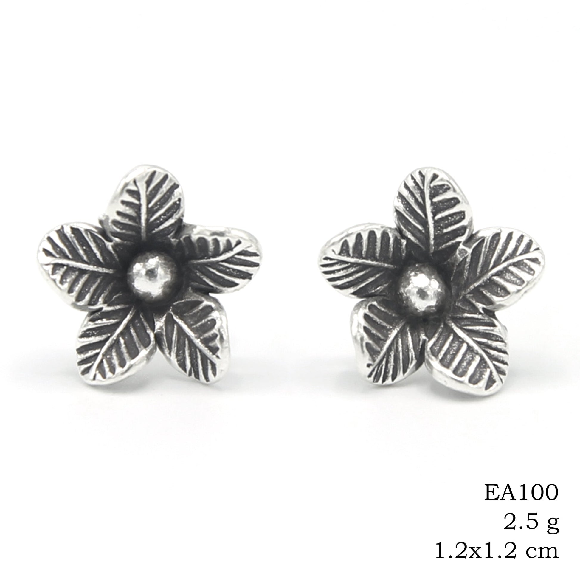 So detailed, so delicate. Flower earrings.