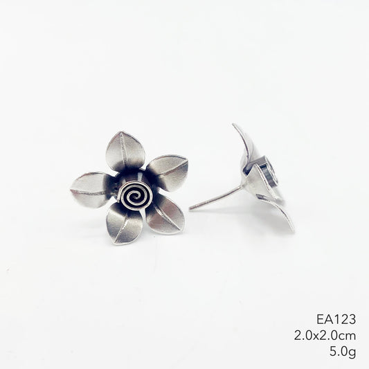 Adorable flower silver earrings.