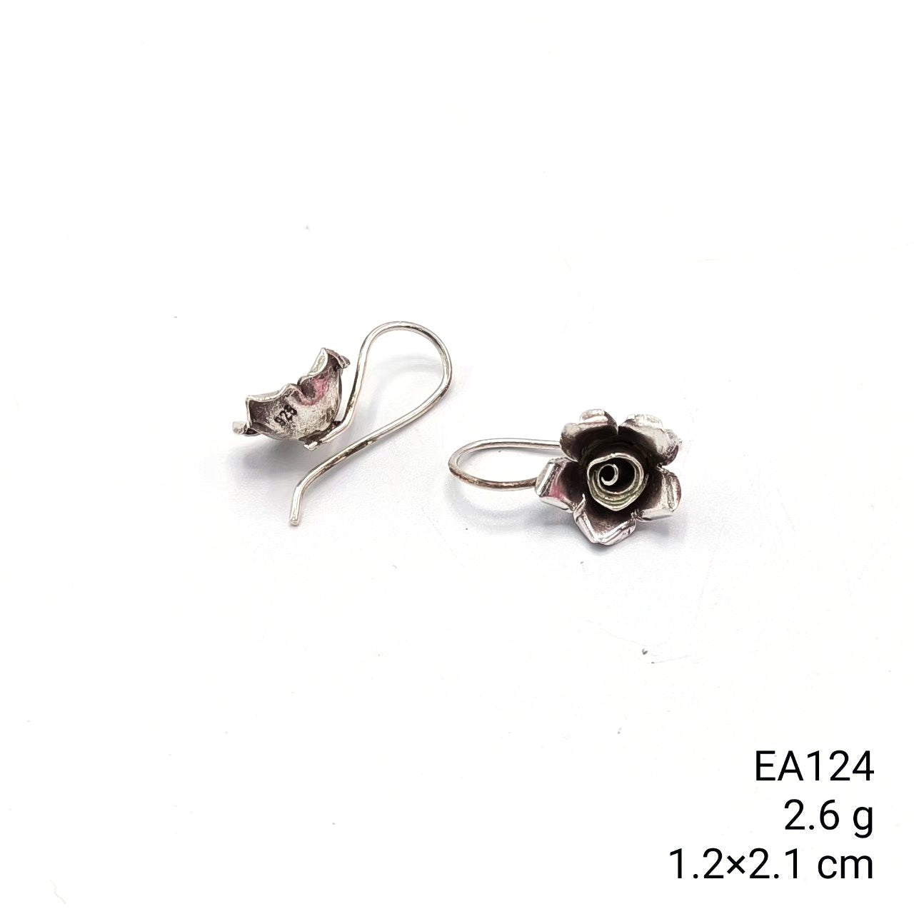 Delicate blooms in polished silver. Flower earrings.