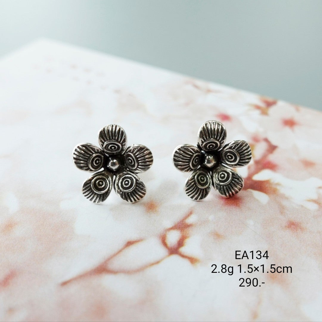 Bloom beautifully in these silver earrings.