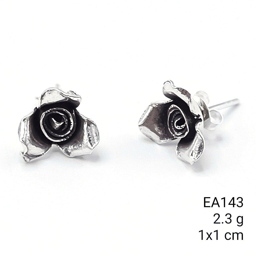 Wearable nature. Handmade flowery silver earrings.