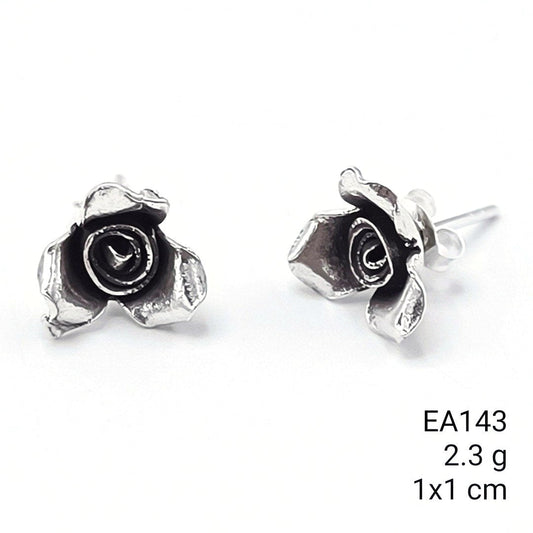 Wearable nature. Handmade flowery silver earrings.