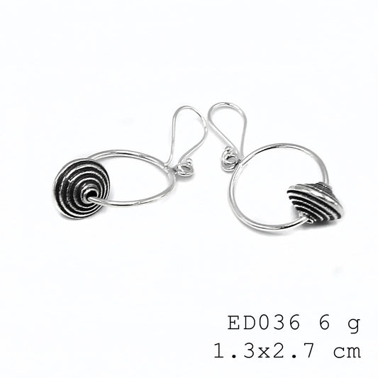 ?? Effortless elegance in a sphere. Perfect pair of silver earrings.