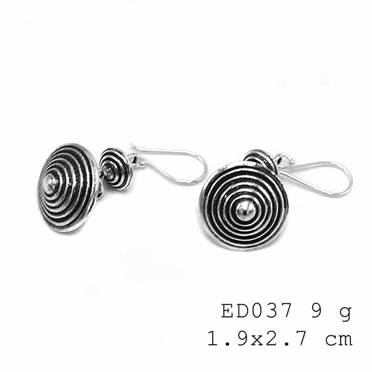 ?? Understated shine that completes any look. Love these silver earrings.