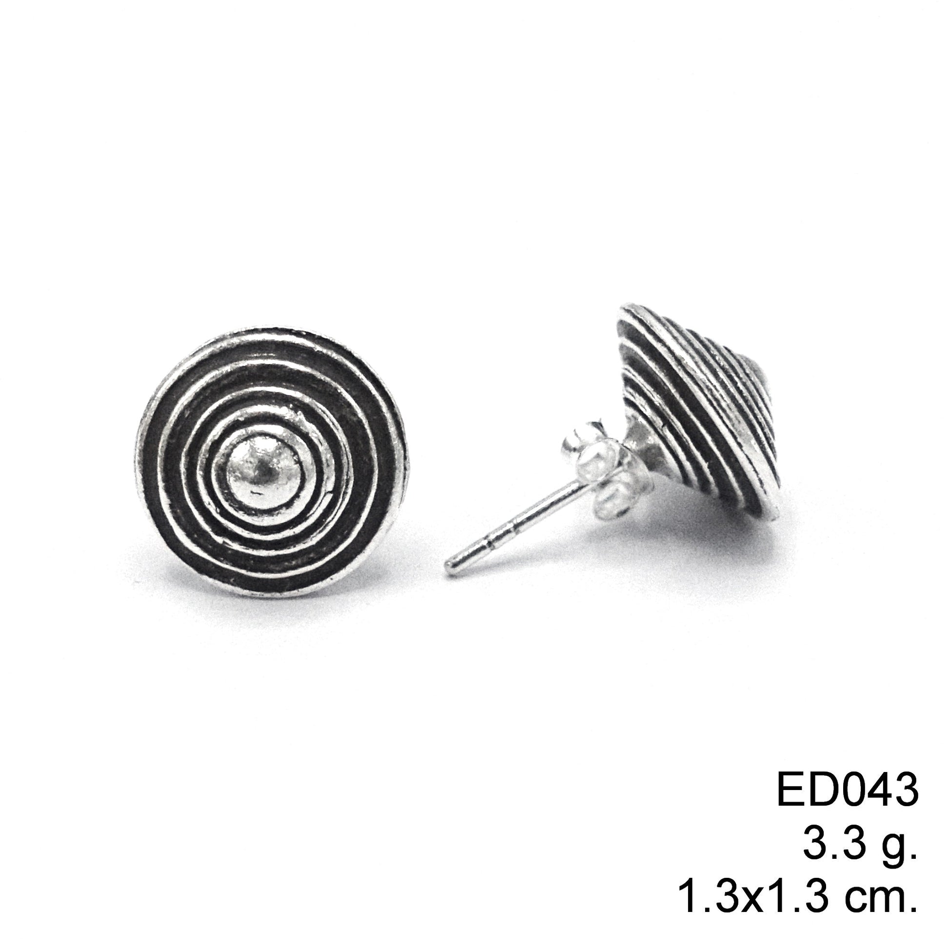 Clean lines, radiant finish. Upgrade your collection with these silver earrings.