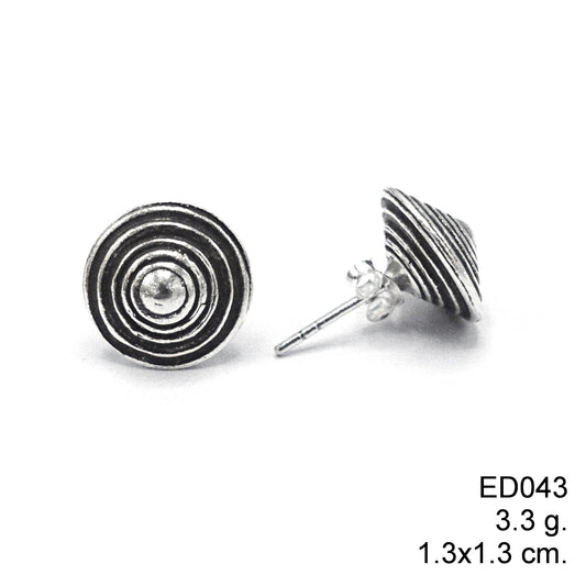Clean lines, radiant finish. Upgrade your collection with these silver earrings.