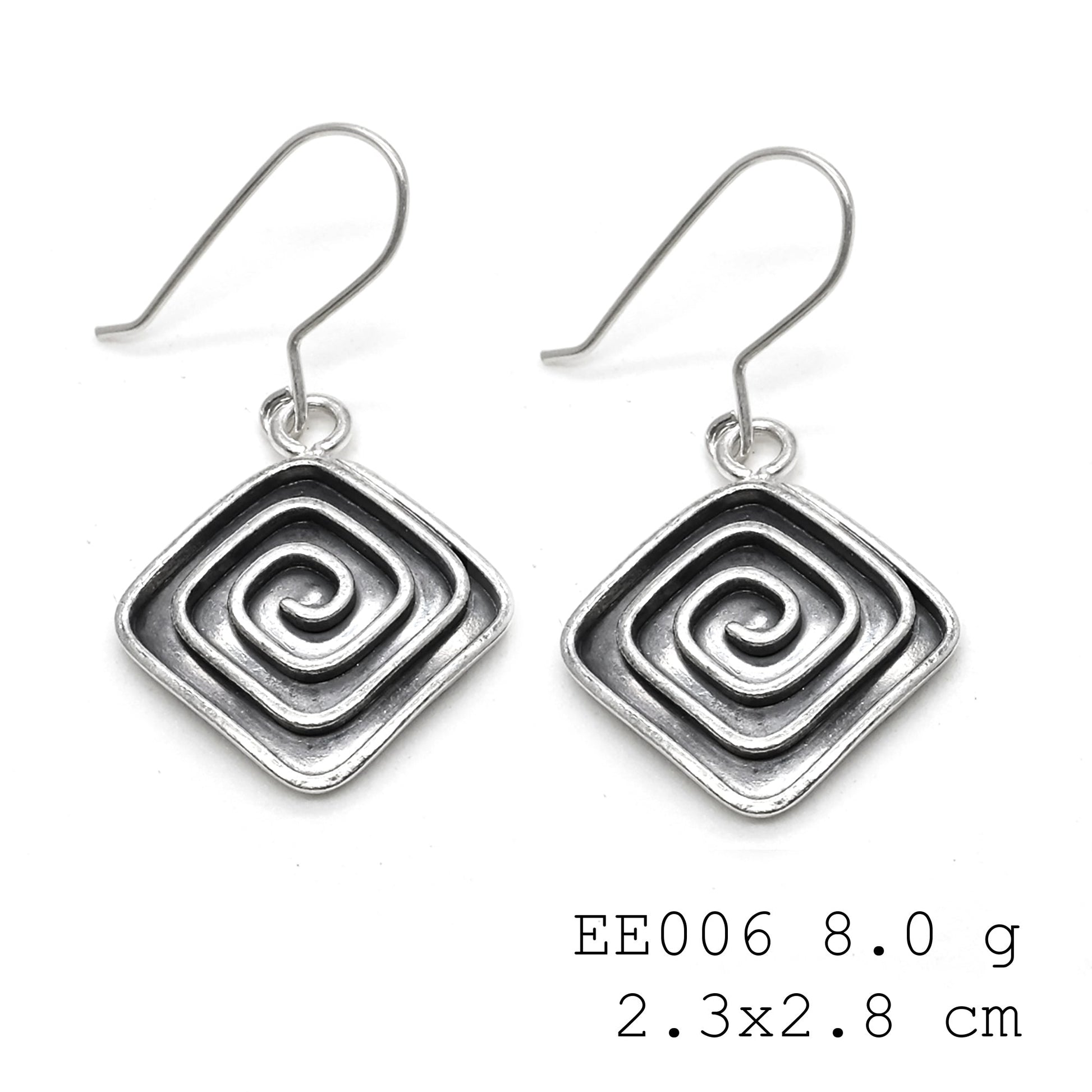 Minimalist yet mesmerizing coil silver earrings.