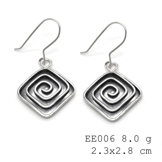 Minimalist yet mesmerizing coil silver earrings.