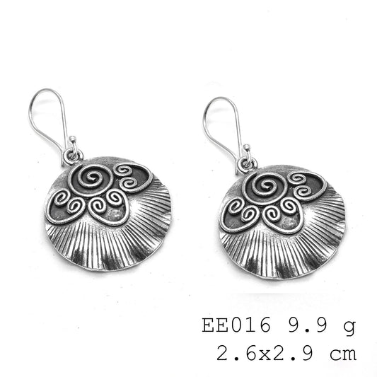 A spiral of stunning shine. Must-have silver earrings.