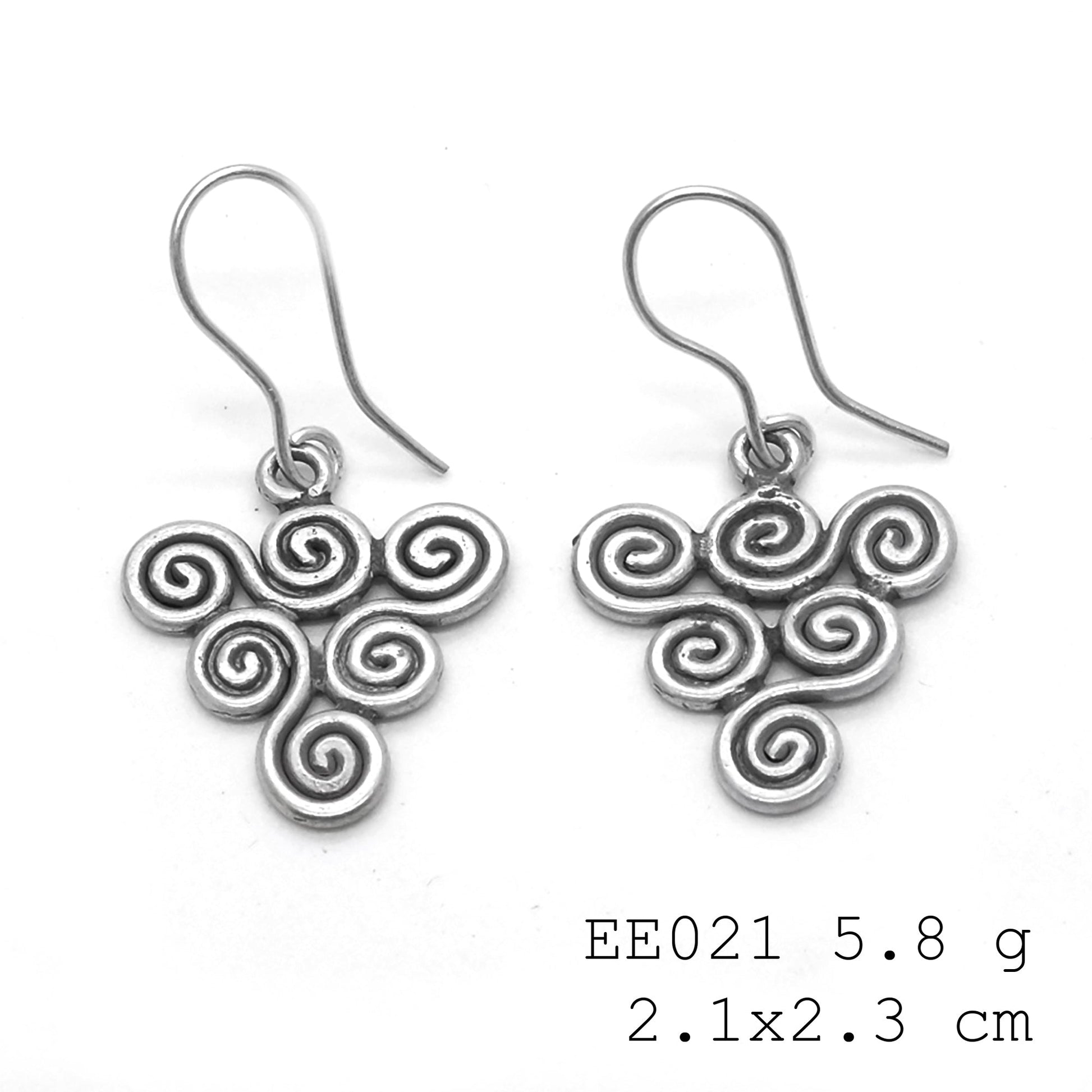 Eye-catching geometry. Obsessed with these silver earrings.
