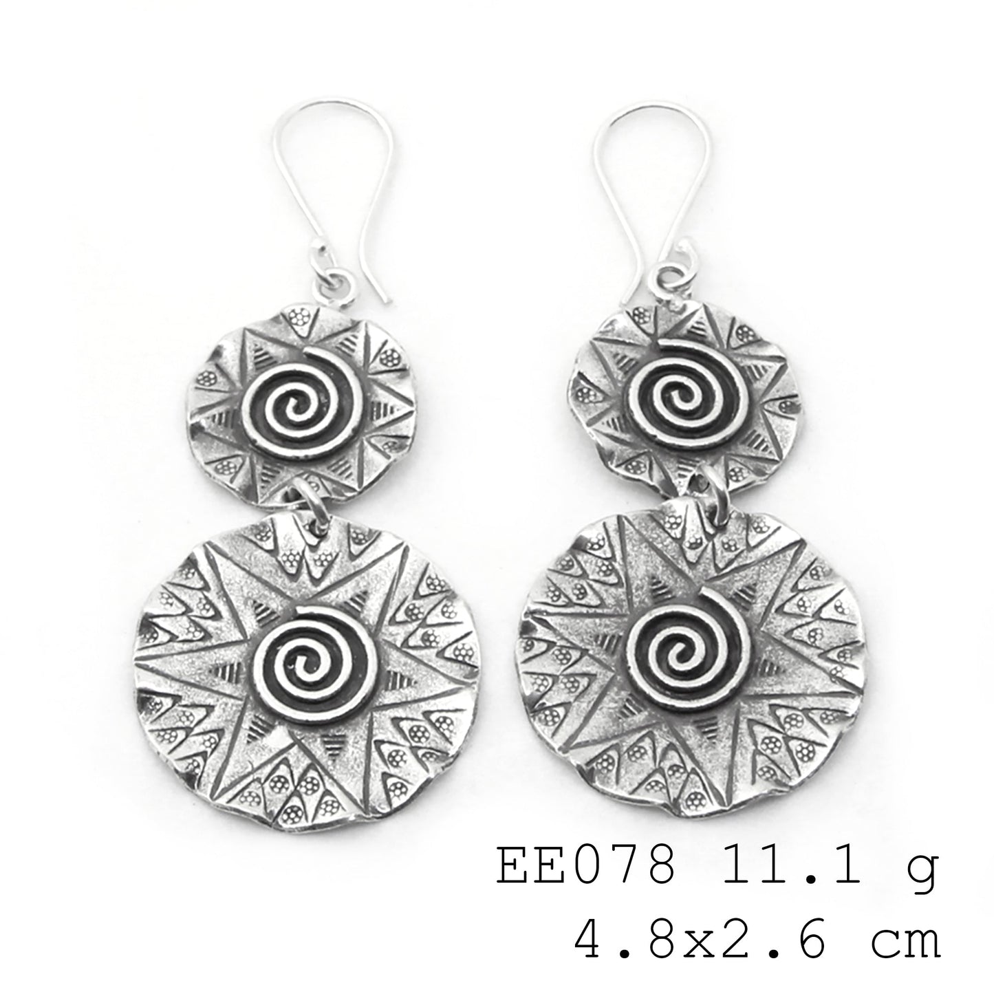 Polished shine, captivating curves. These silver earrings are it.