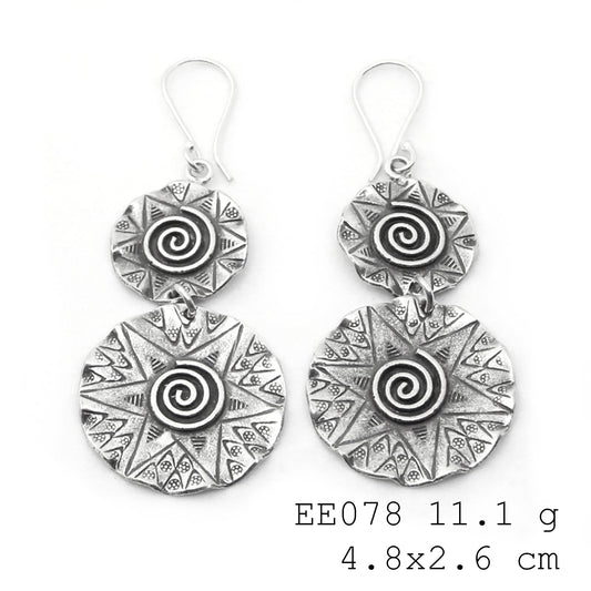 Polished shine, captivating curves. These silver earrings are it.