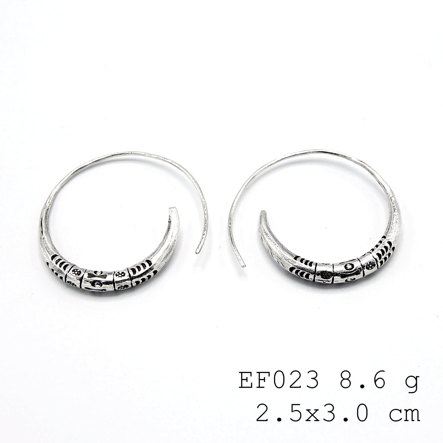 The perfect little twist. Elevate your everyday with these silver earrings.