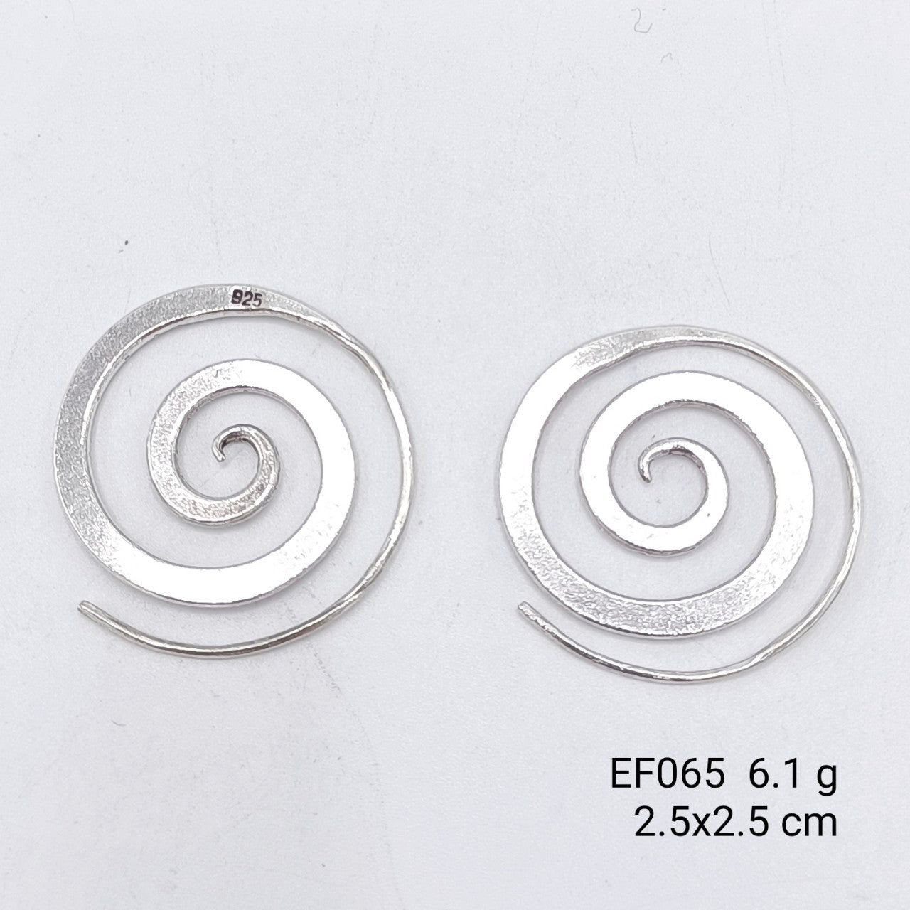 Flowing lines, captivating design. Obsessed with these silver earrings.