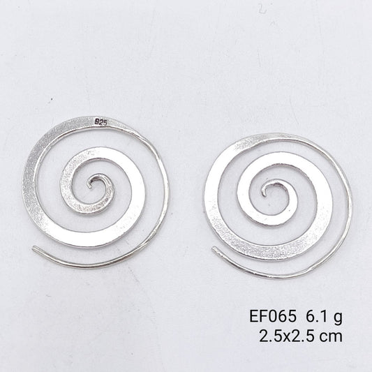 Flowing lines, captivating design. Obsessed with these silver earrings.