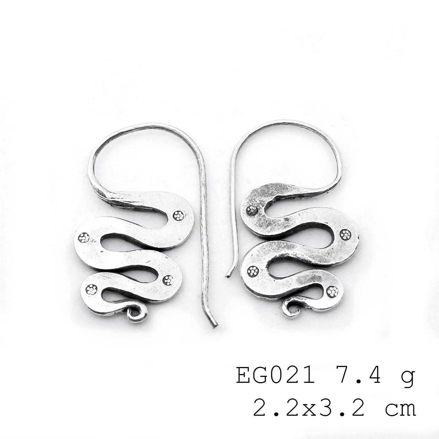 The perfect gift: pure silver earrings.