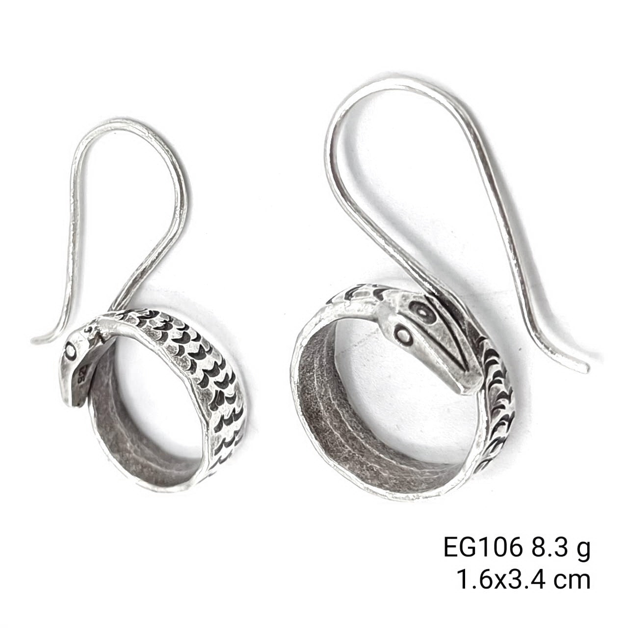 Pure lines, pure silver earrings.