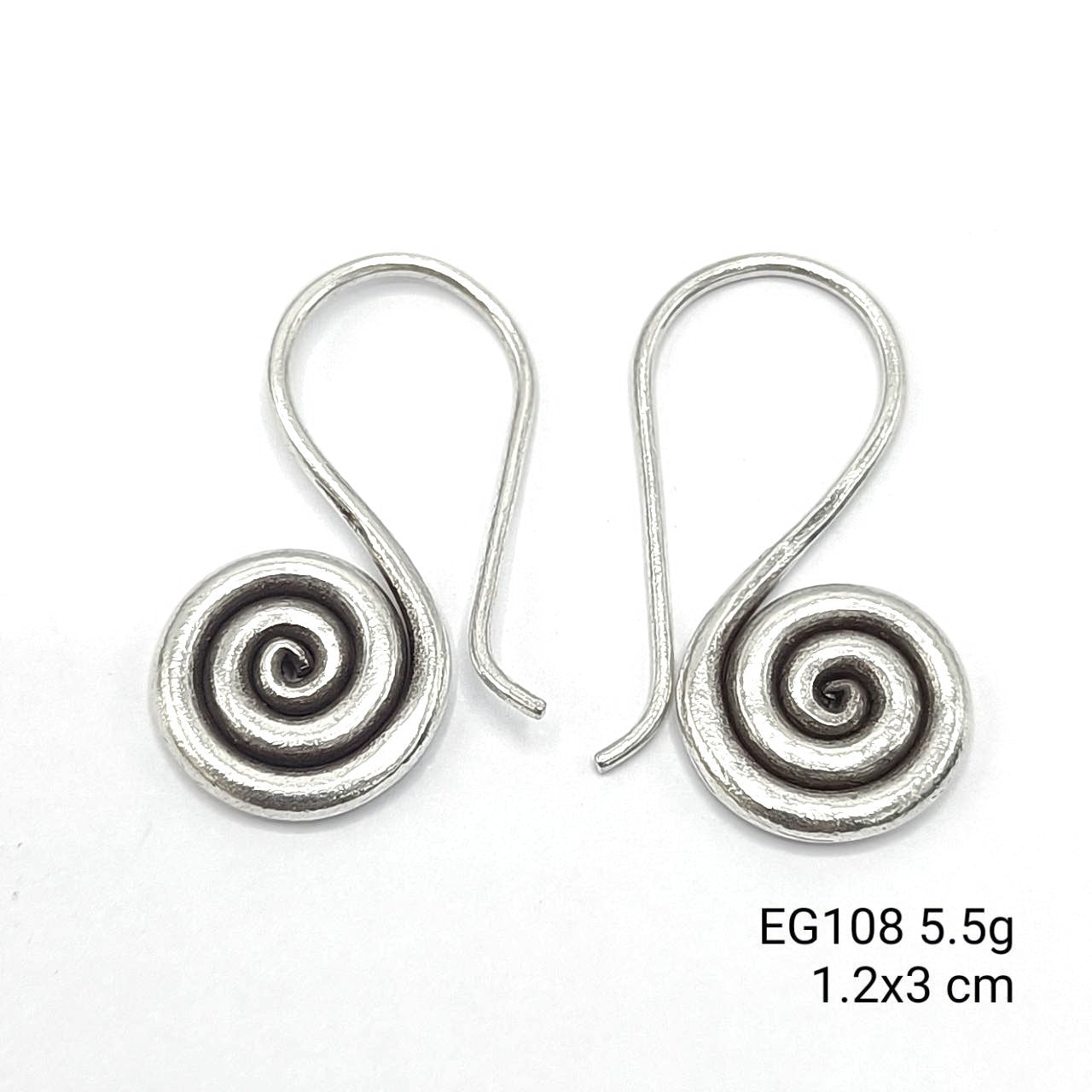 Simply stunning hang-shape silver earrings.