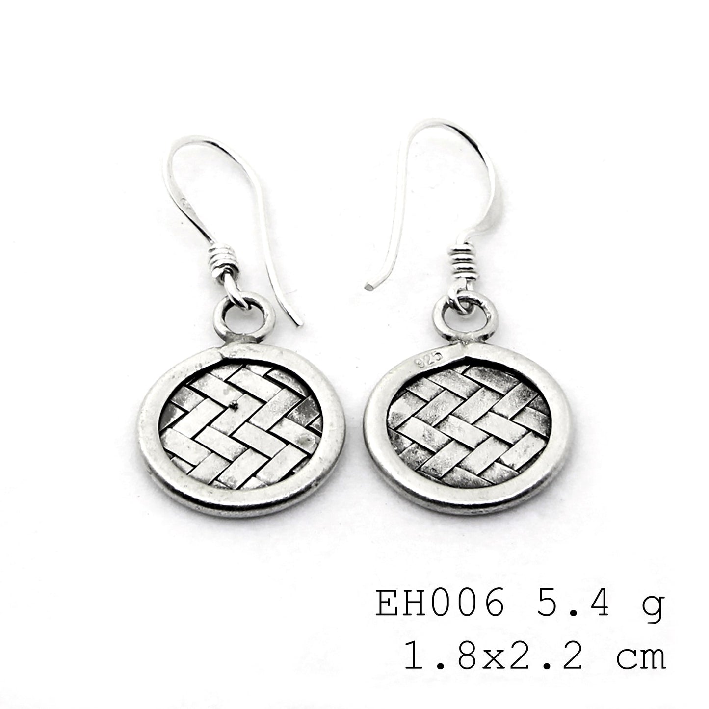 Shine from every angle in these silver earrings.