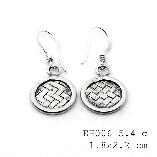 Shine from every angle in these silver earrings.