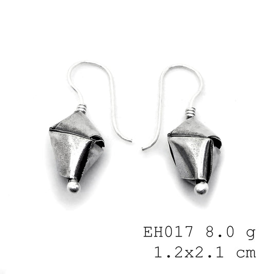 Masterfully crafted weave-style silver earrings.