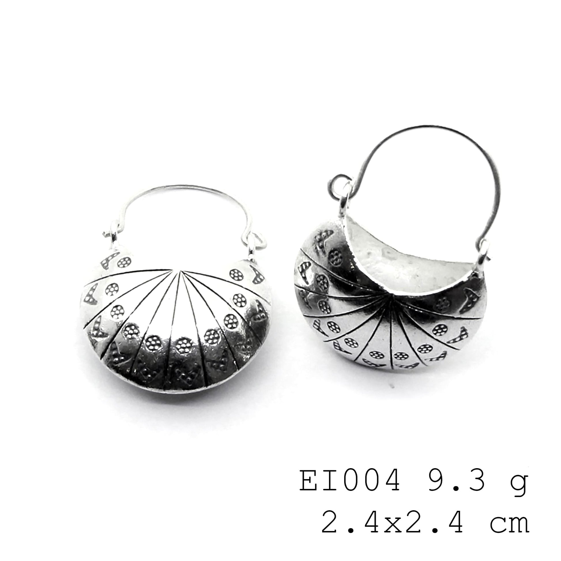 The perfect "accessory" accessory: bag-shape silver earrings.