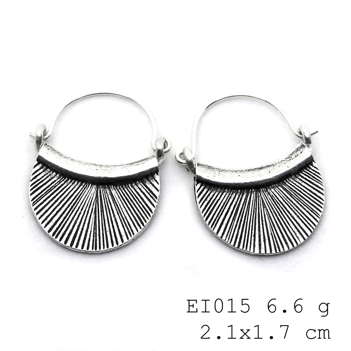 Sophisticated and playful: handmade bag silver earrings.